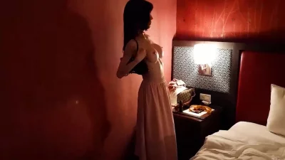 为了转正勾引经理去酒店开房，平时看着身材瘦小平平无奇，实则波涛汹涌