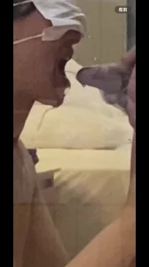 今年7月份刚离异的少妇，被调教着见面都不用上厕所，直接尿嘴里和逼里