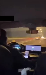 （完整版已上传看下面简阶）直接在出租车上调教极品眼镜骚妹